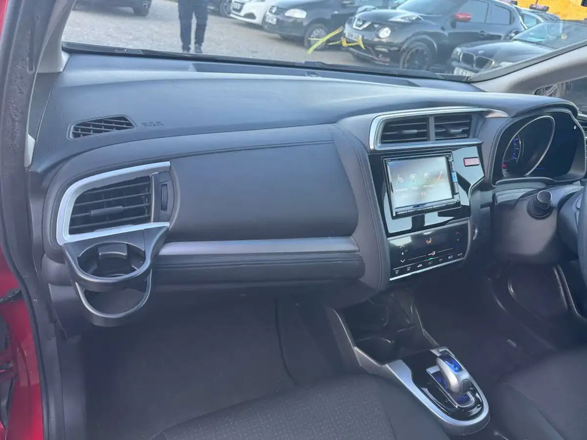 2014-honda-fit-hybrid-big-9