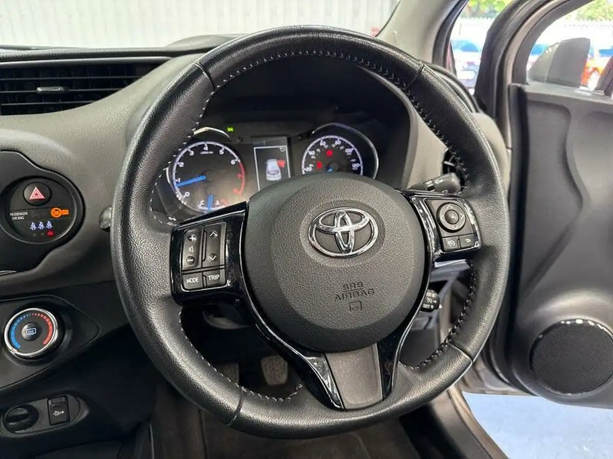 2017-toyota-yaris-15-vvt-i-icon-navi-big-14