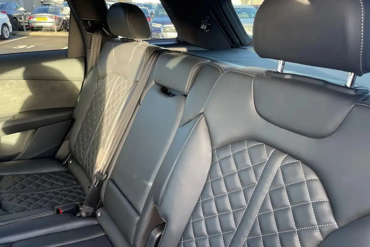 2020-audi-sq7-40tdi-big-13