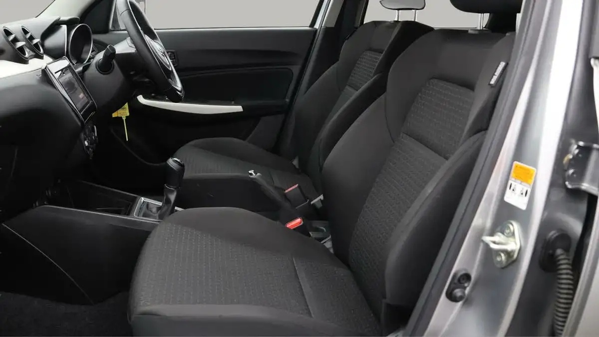 2019-suzuki-swift-12-dualjet-attitude-big-13