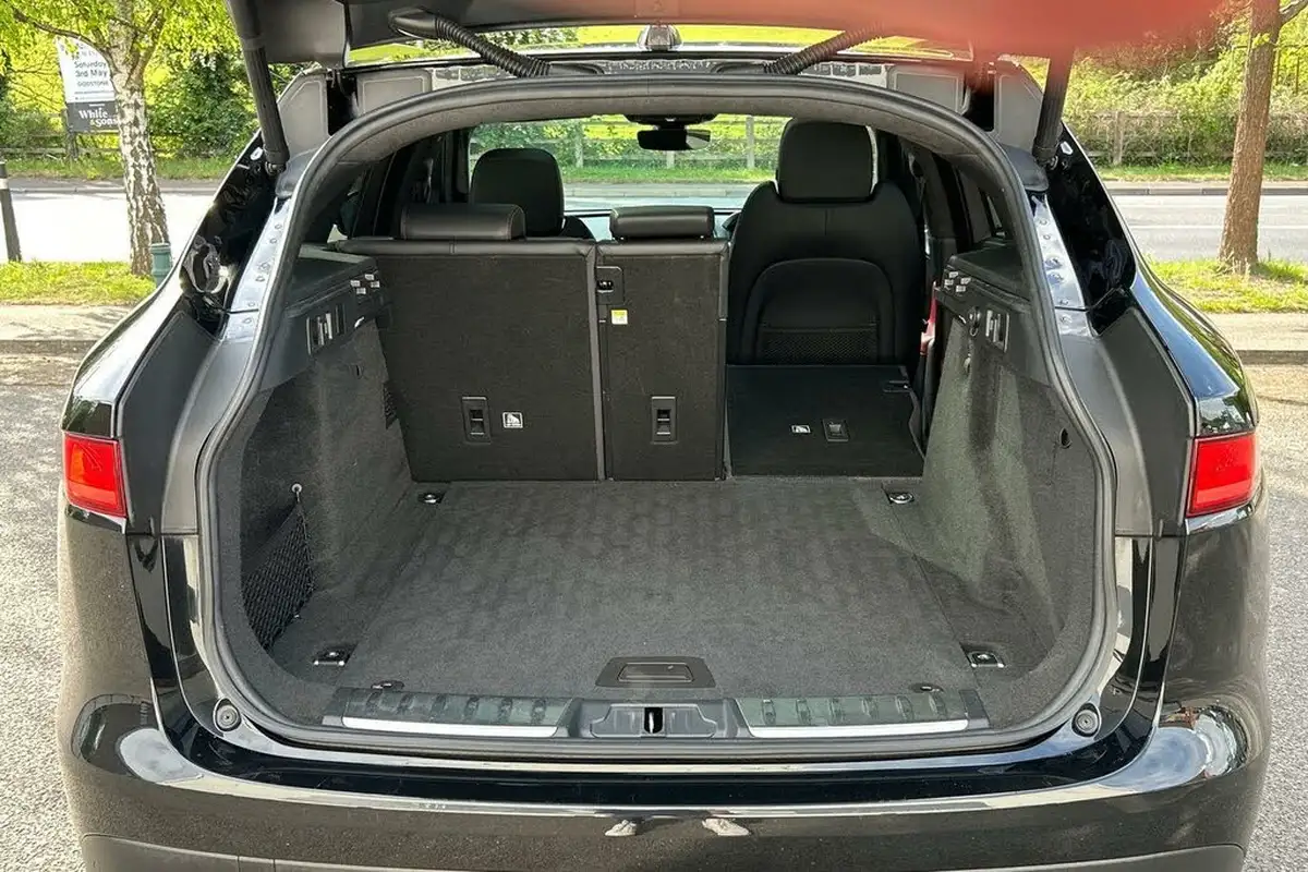 2019-jaguar-f-pace-20-i4d-chequered-flag-240ps-big-29