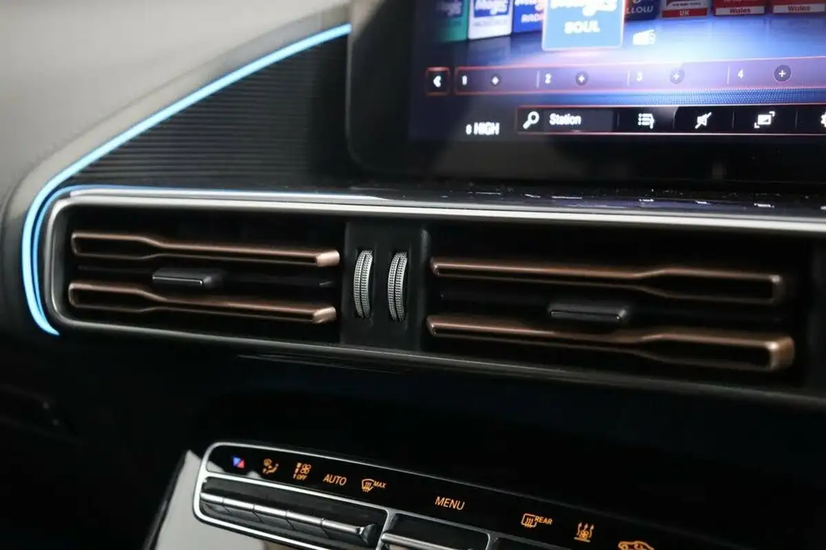 2022-mercedes-benz-eqc-e-eqc-400-amg-line-big-35