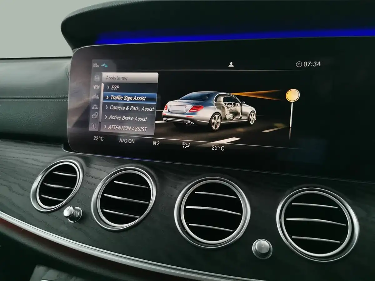 2019-mercedes-benz-e-class-20d-e220d-amg-line-edition-saloon-4d-big-29