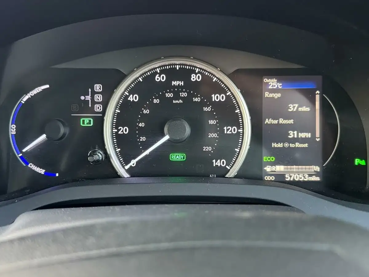 2017-lexus-ct-200h-18-luxury-big-5