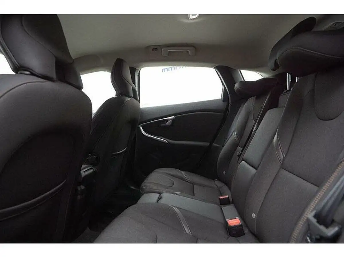 2017-volvo-v40-15-t3-cross-country-big-37