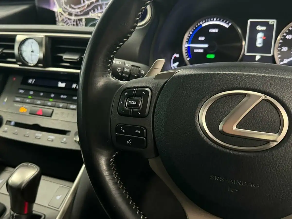 2019-lexus-is-300h-25-is-big-26