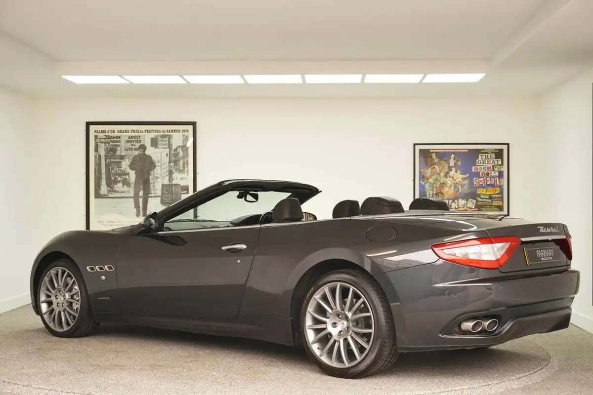 2010-maserati-grancabrio-47-big-20