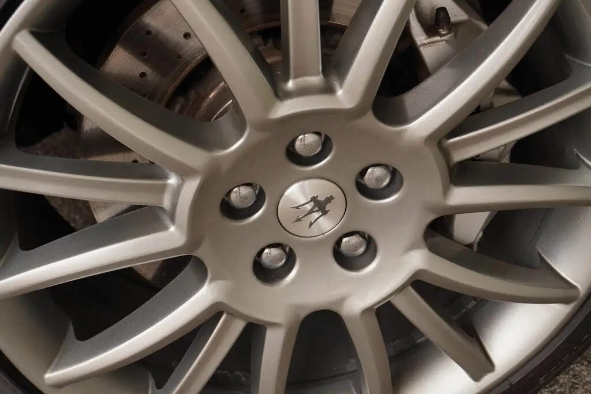 2010-maserati-grancabrio-47-big-44