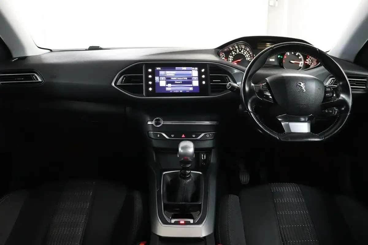 2016-peugeot-308-12-puretech-allure-130bhp-big-35