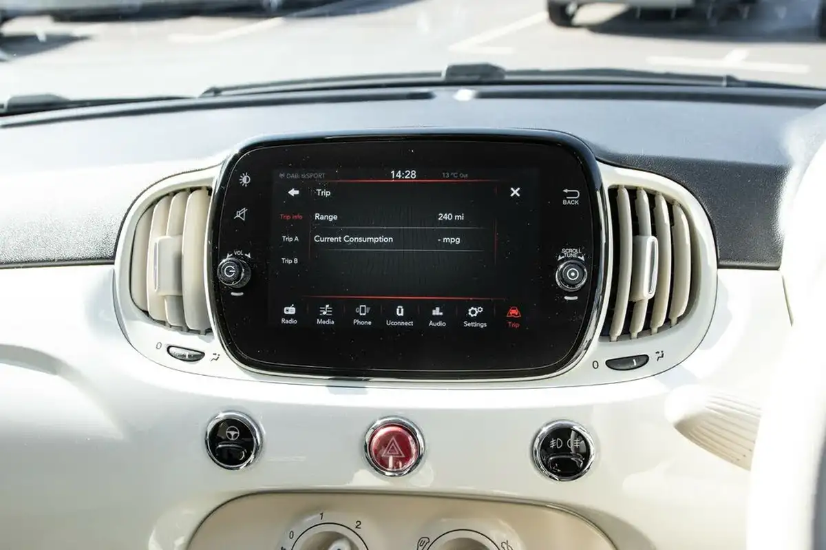 2022-fiat-500c-10-dolcevita-big-27