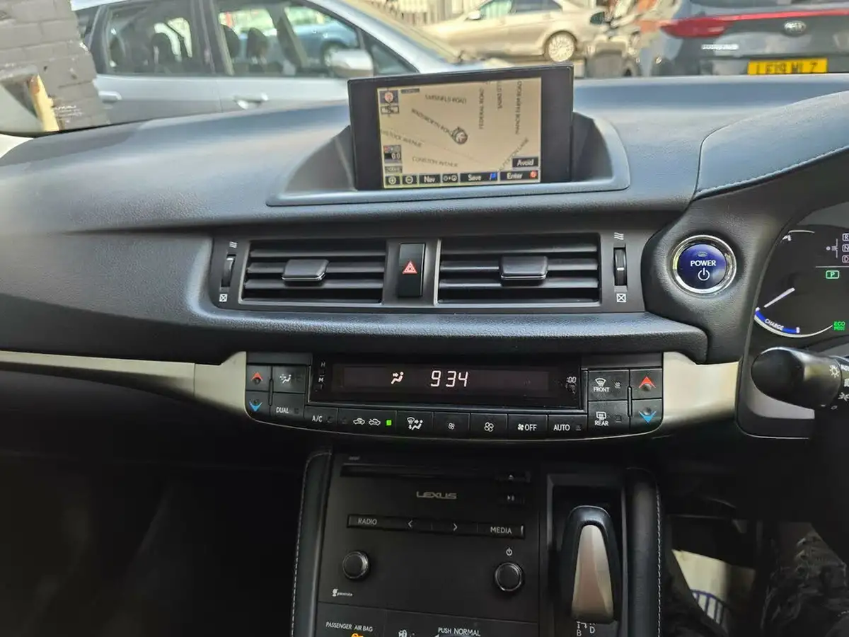 2015-lexus-ct-200h-18-advance-cvt-big-24