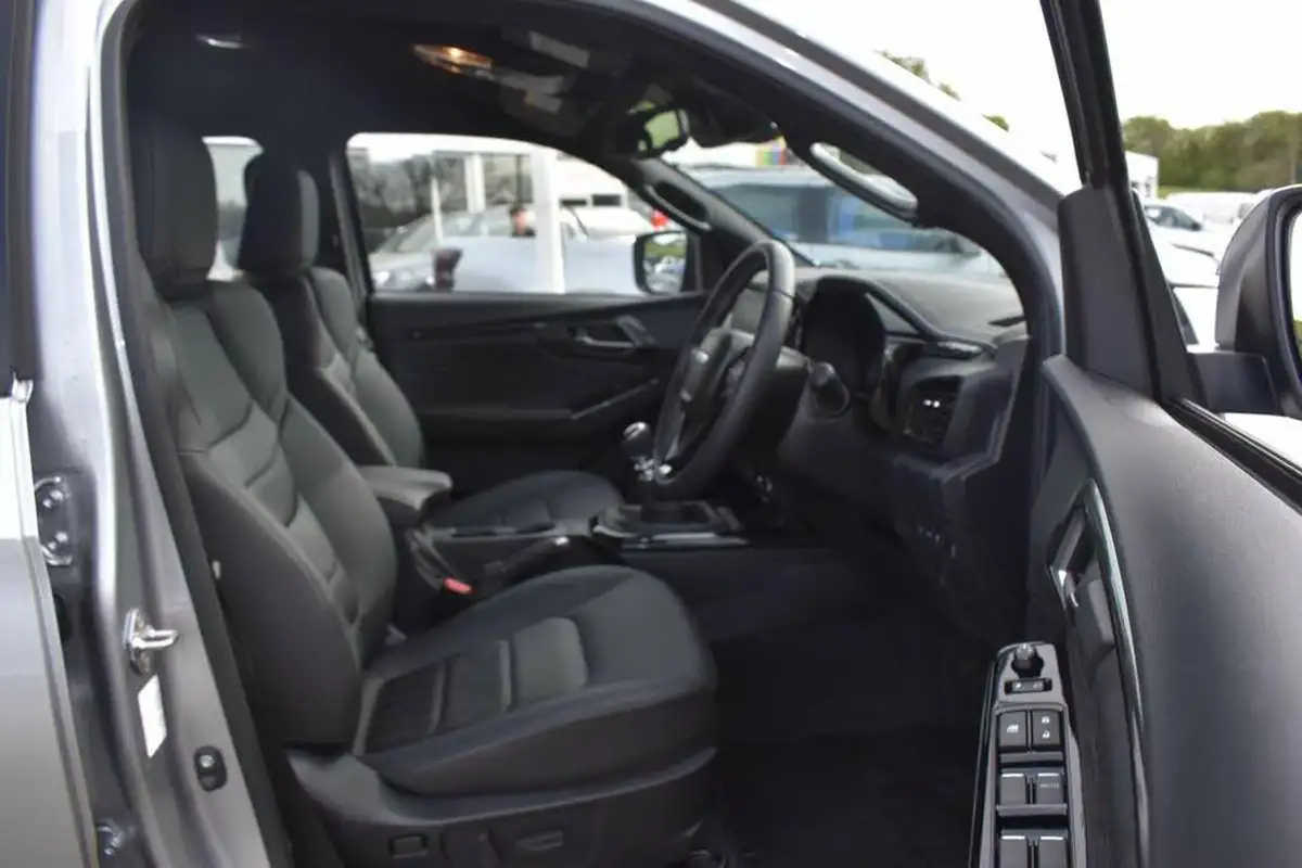 2025-isuzu-d-max-19td-v-cross-big-10