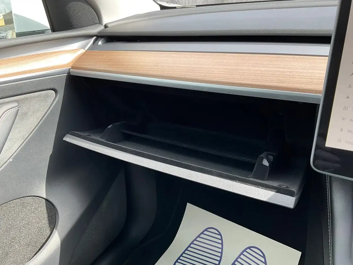 2024-tesla-model-y-e-rwd-big-38
