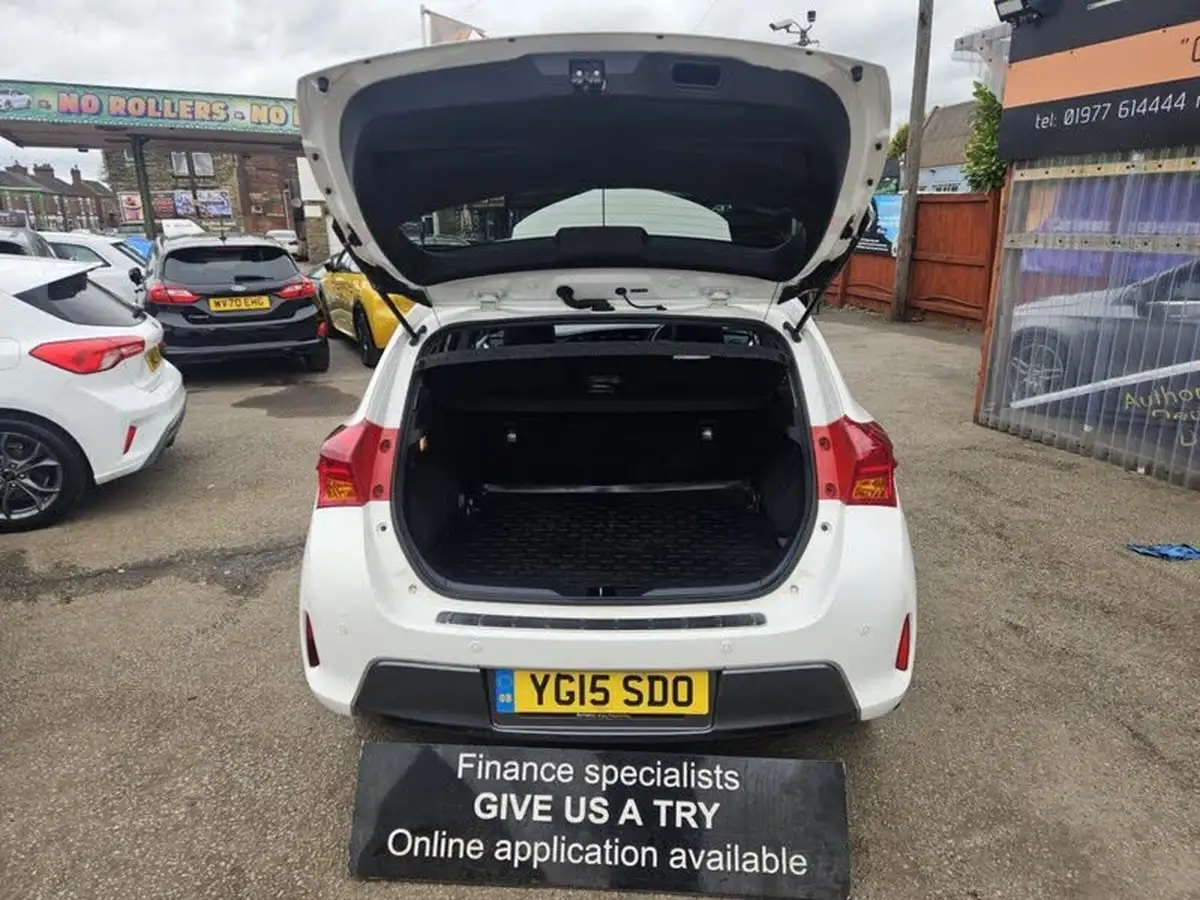 2015-toyota-auris-18-vvt-i-hsd-excel-hatchback-e-cvt-big-9
