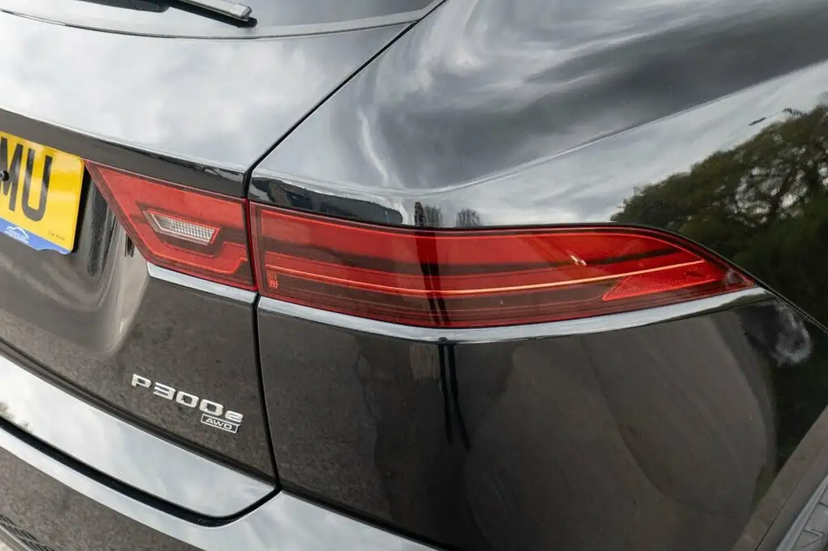 2021-jaguar-e-pace-15-p300e-r-dynamic-s-big-40