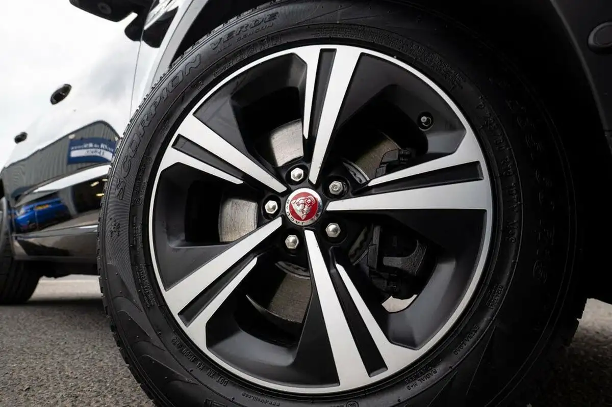 2021-jaguar-e-pace-15-p300e-r-dynamic-s-big-36