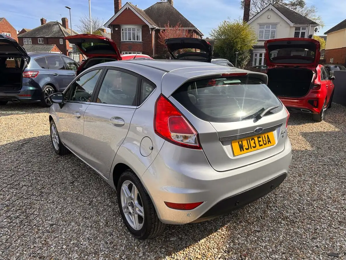 2013-ford-fiesta-16-zetec-5d-big-3