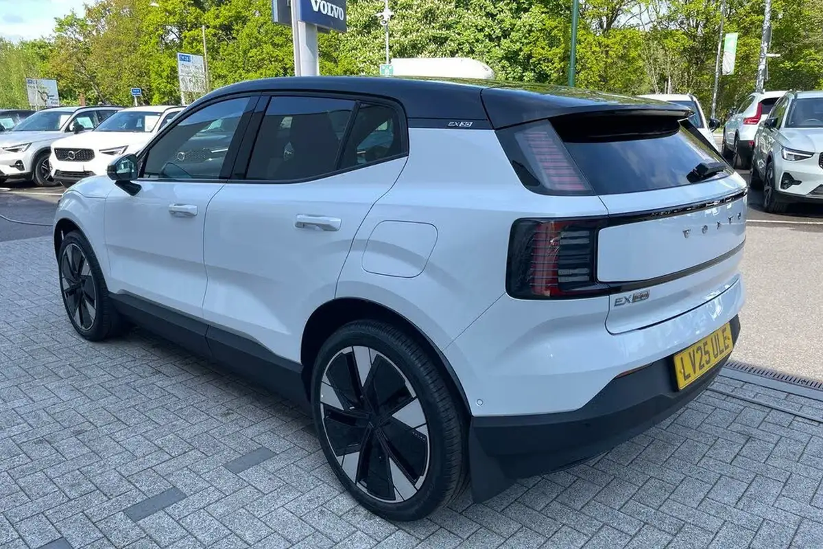 2025-volvo-ex30-e-single-motor-ultra-big-8