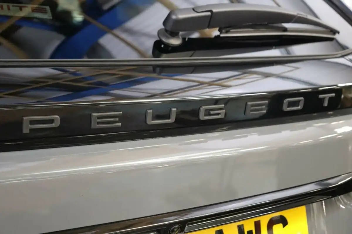 2023-peugeot-2008-suv-big-16
