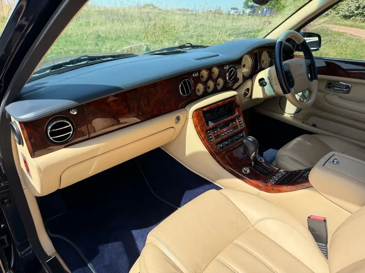 2002-bentley-arnage-68-r-big-46