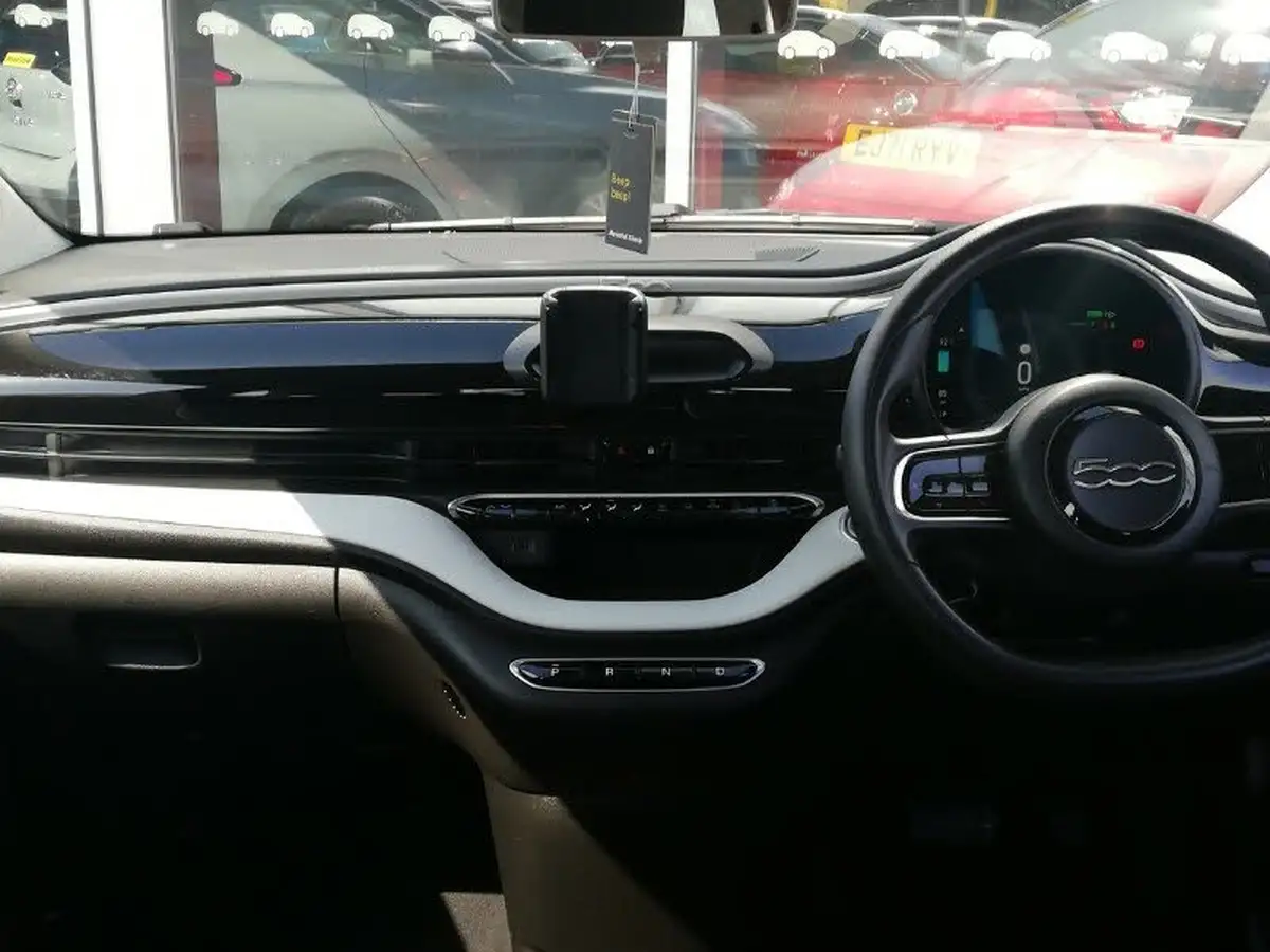 2022-fiat-500-e-action-big-2