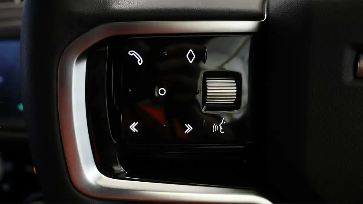 2022-land-rover-range-rover-evoque-15-p300e-r-dynamic-s-big-21