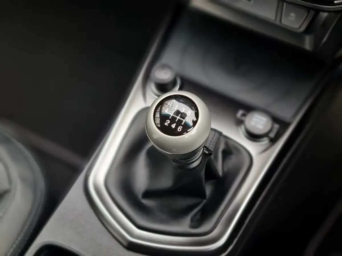 2022-kgm-ssangyong-tivoli-15-ultimate-big-26
