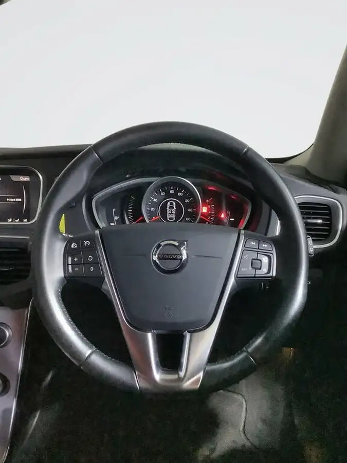 2017-volvo-v40-20-t2-momentum-nav-plus-big-13