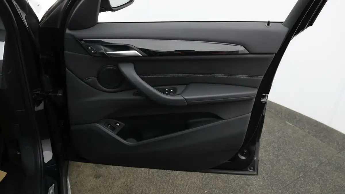 2021-bmw-x1-15-xdrive-25e-phev-xline-big-14