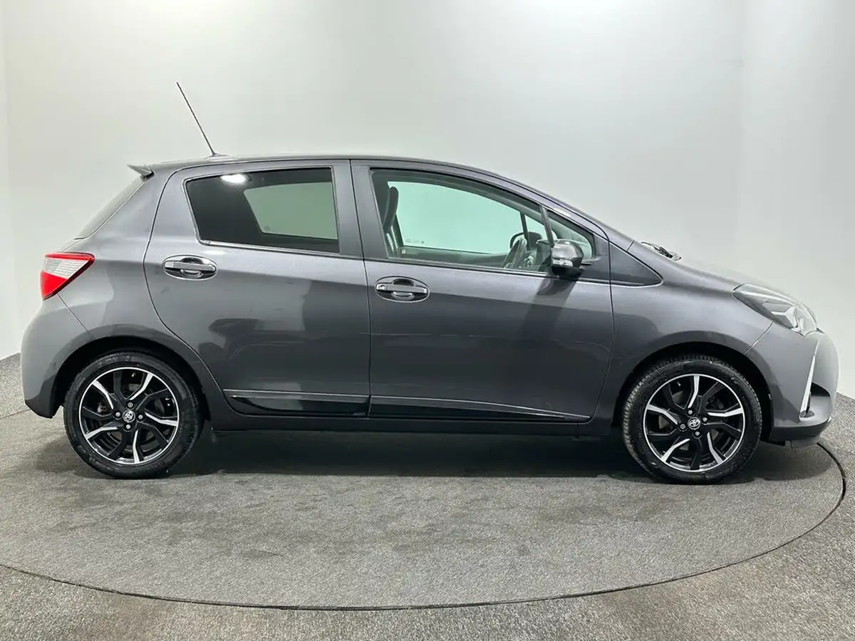 2017-toyota-yaris-15-vvt-i-design-panoramic-roof-1497cc-big-8