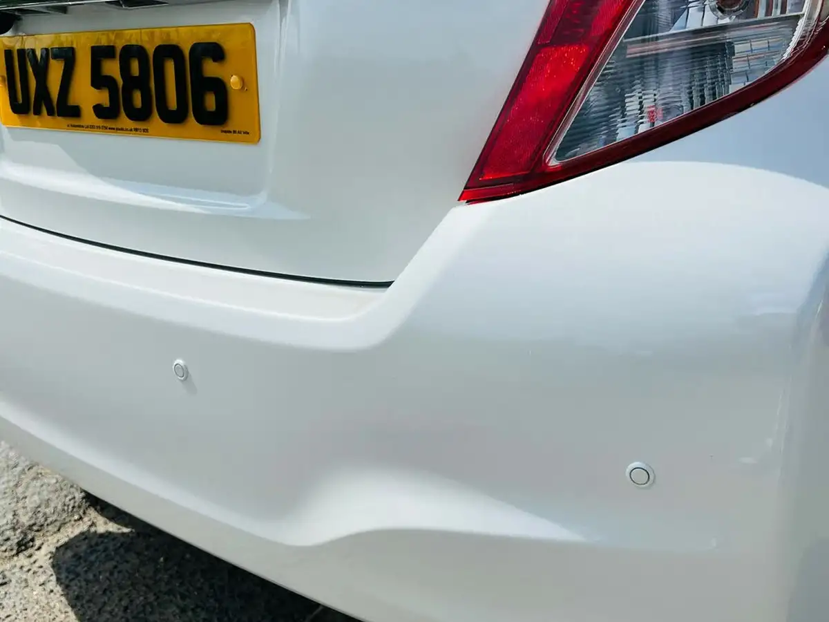 2015-toyota-yaris-big-25