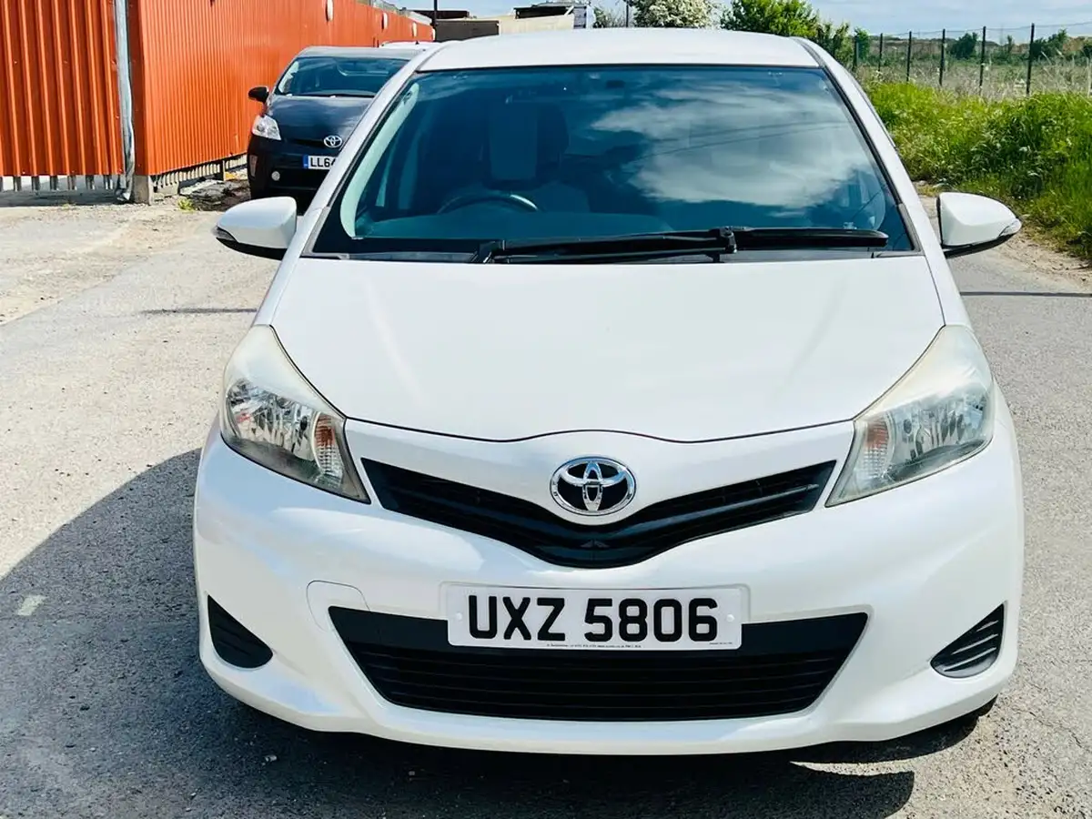 2015-toyota-yaris-big-1