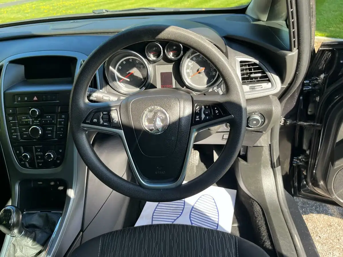 2014-vauxhall-astra-16-design-hatchback-big-26