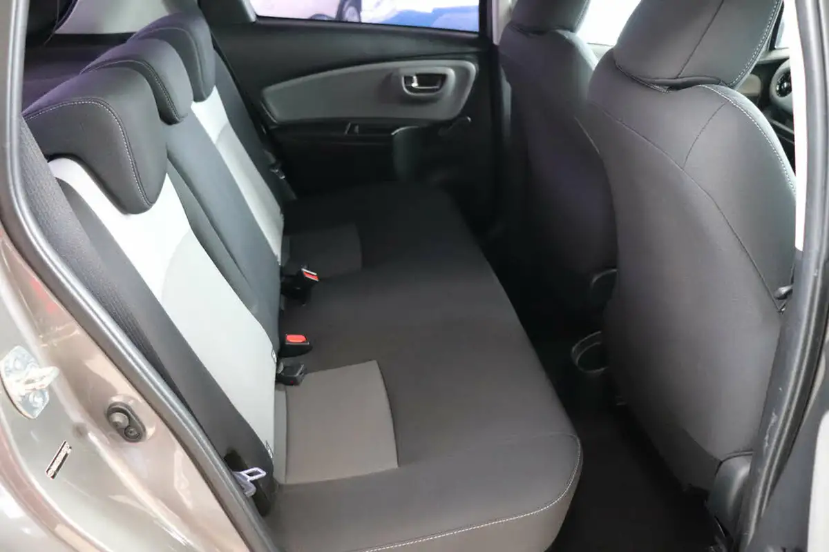 2017-toyota-yaris-15-vvt-i-icon-tech-98bhp-hybrid-1497cc-e-cvt-big-24