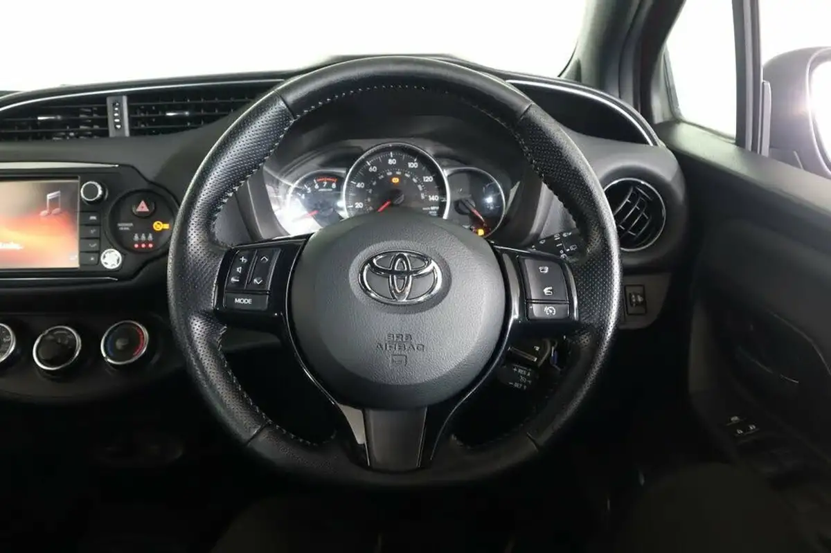 2016-toyota-yaris-133-design-big-31