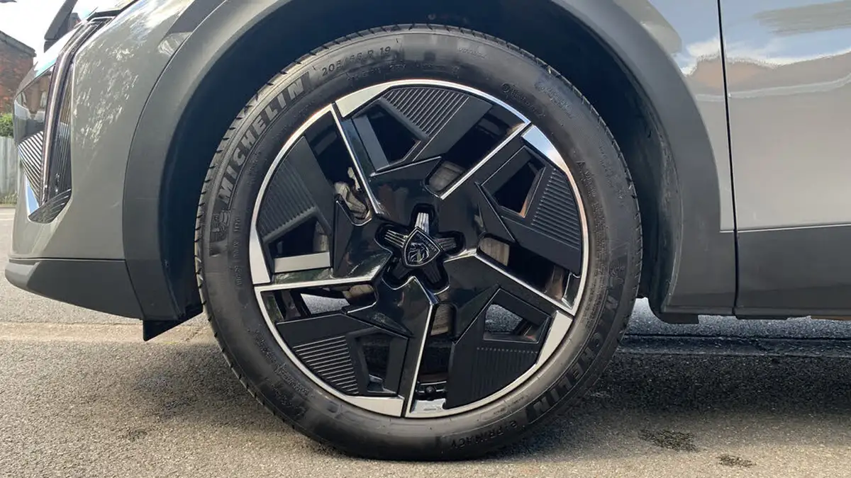 2024-peugeot-408-12-puretech-gt-130ps-ss-eat8-big-15