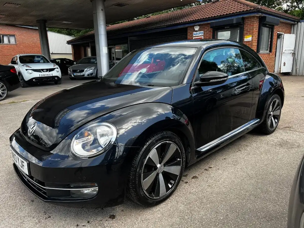 2013-volkswagen-beetle-20tdi-sport-hatchback-3d-big-2