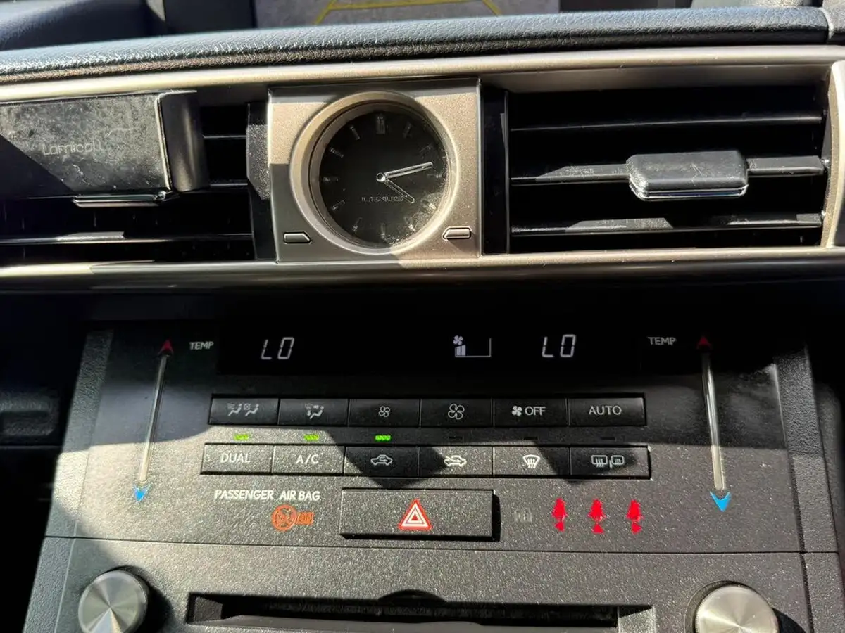2015-lexus-is-300h-25-luxury-big-39