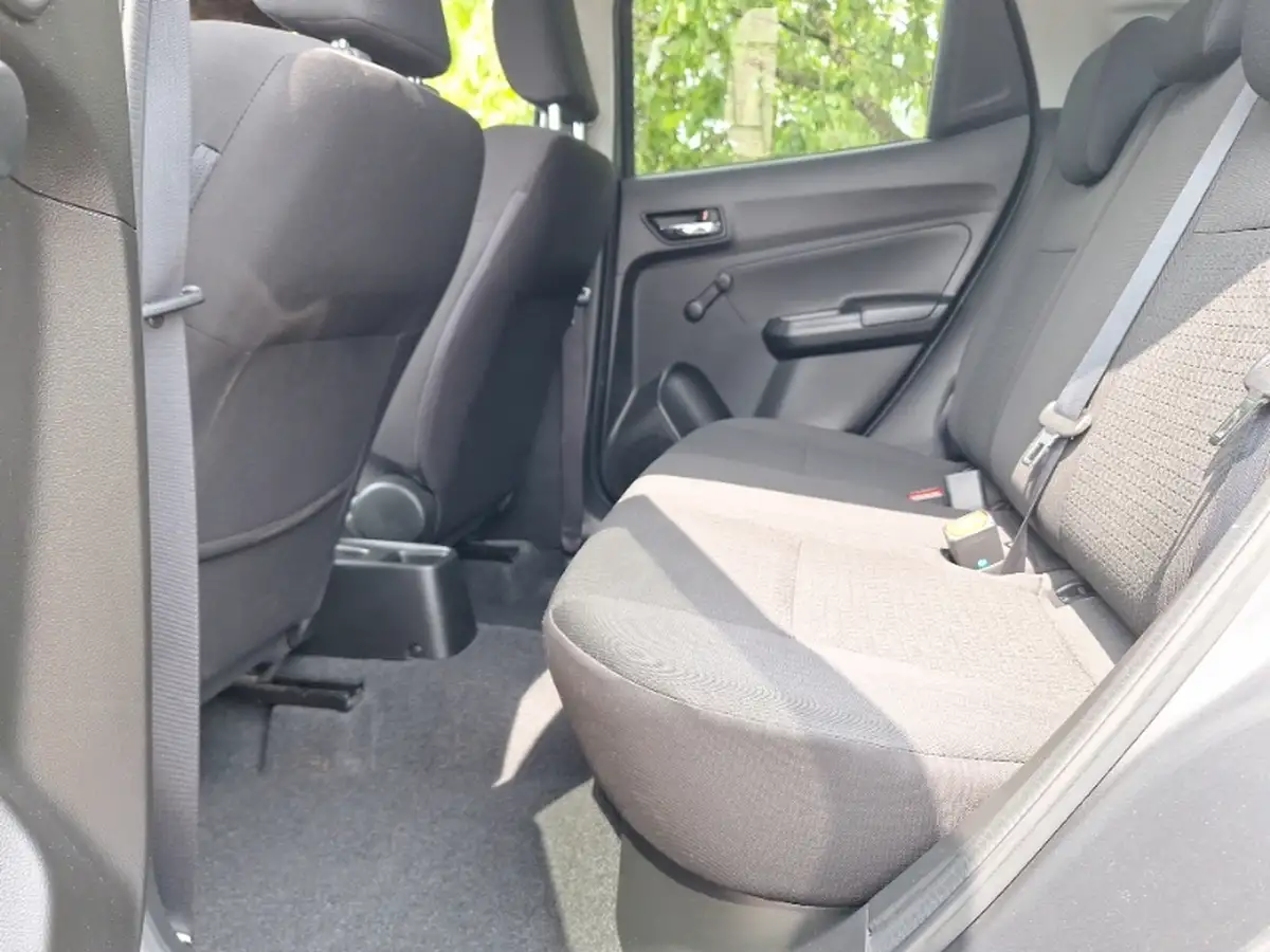 2019-suzuki-swift-12-dualjet-attitude-big-5