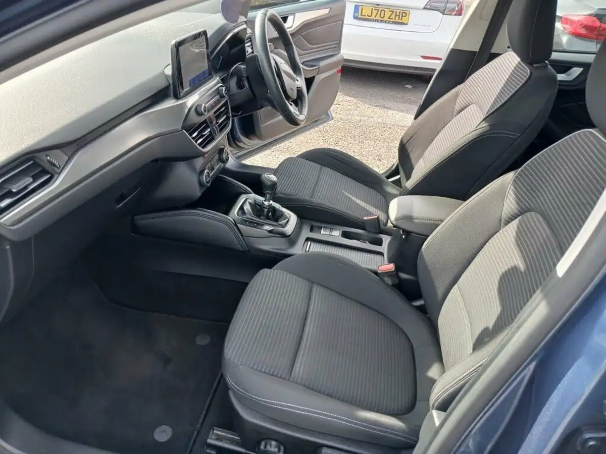 2019-ford-focus-10t-titanium-hatchback-big-10