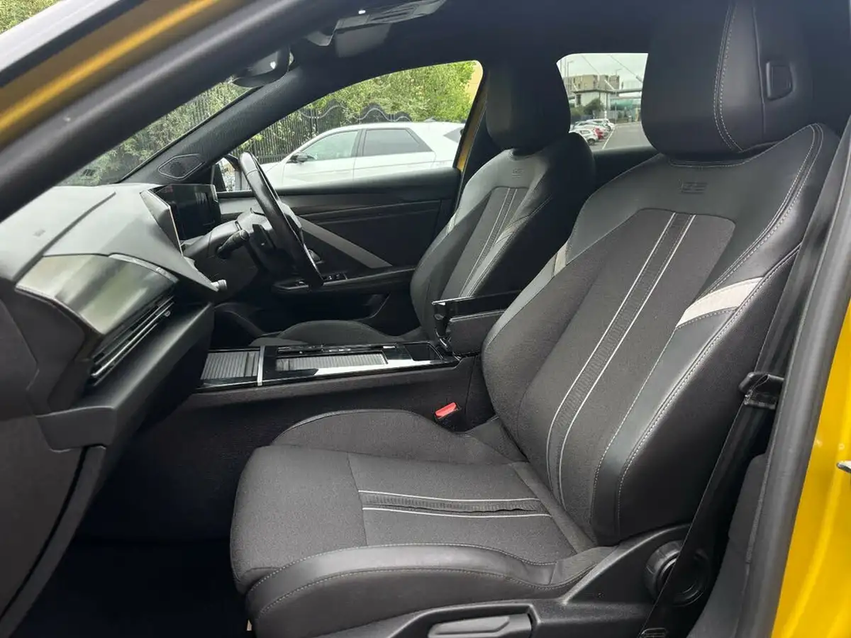 2023-vauxhall-astra-12-turbo-gs-hatchback-auto-big-13