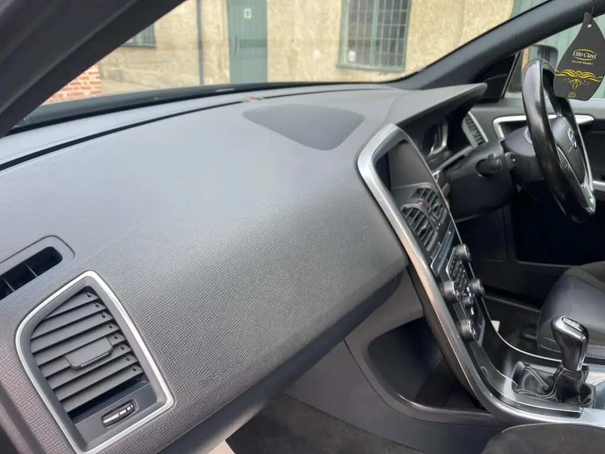 2015-volvo-xc60-20td-d4-r-design-190bhp-nav-big-23