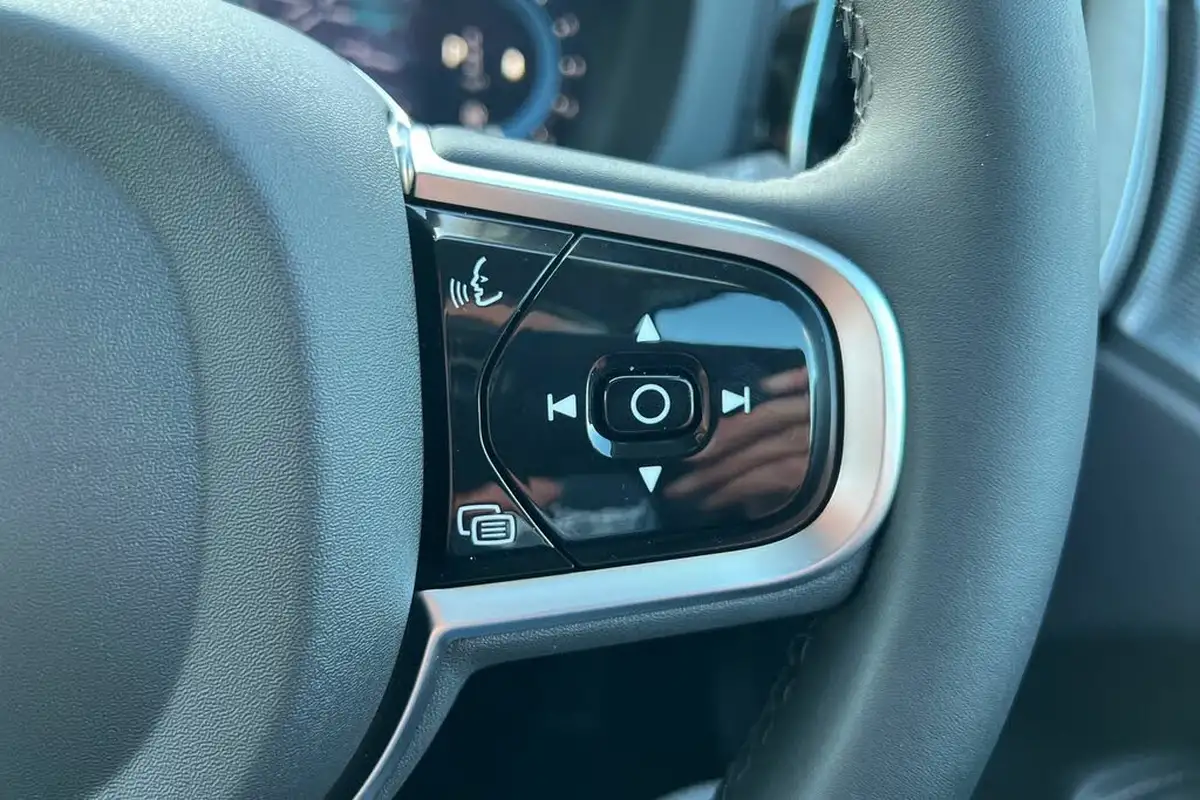 2024-volvo-xc60-20-b5-ultra-dark-big-11
