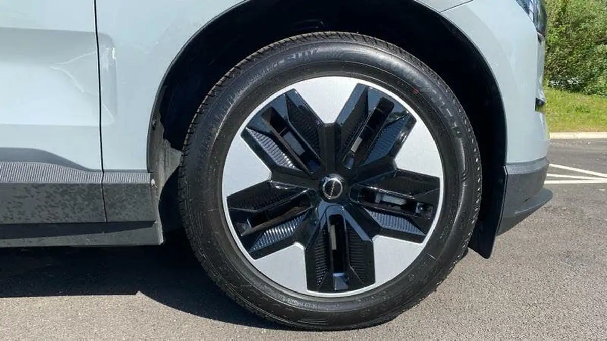 2025-volvo-ex30-e-single-motor-plus-big-4