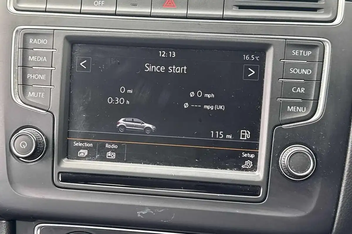 2015-volkswagen-polo-10-se-60ps-5d-big-12