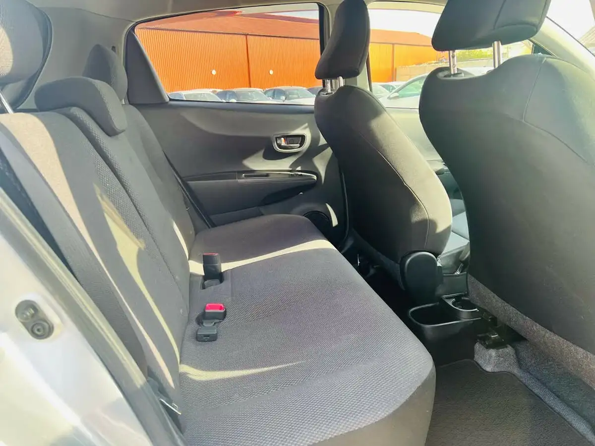 2013-toyota-yaris-big-10