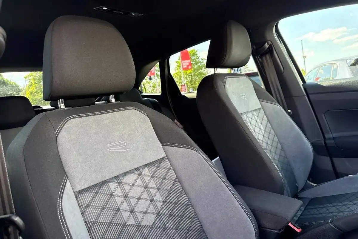 2025-volkswagen-taigo-15-tsi-r-line-big-23