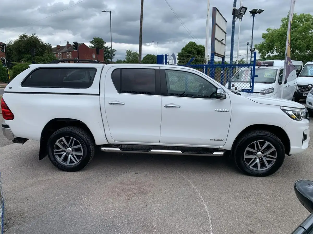 2018-toyota-hi-lux-24d-4d-invincible-at35-32t-auto-big-7