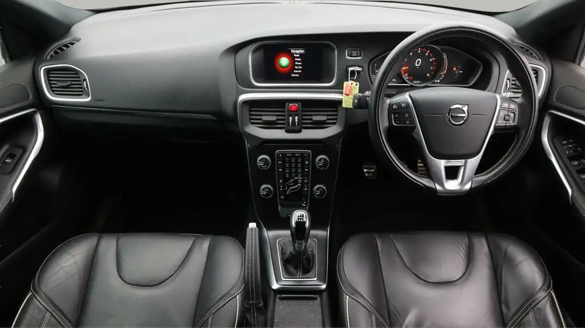 2019-volvo-v40-20-t2-r-design-edition-big-18