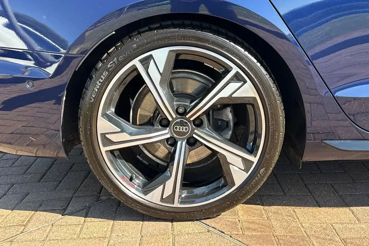 2024-audi-a4-avant-20-35-tdi-black-edition-big-10